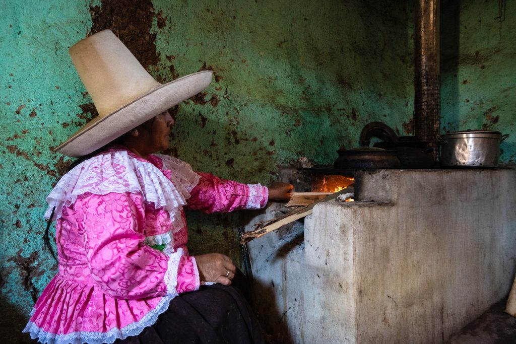 usuaria de cocina mejorada del programa Tuki Wasi